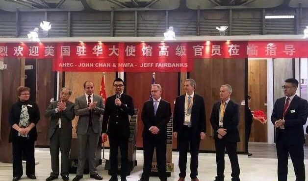 �����ذ�Ʒ���׽��й��г�