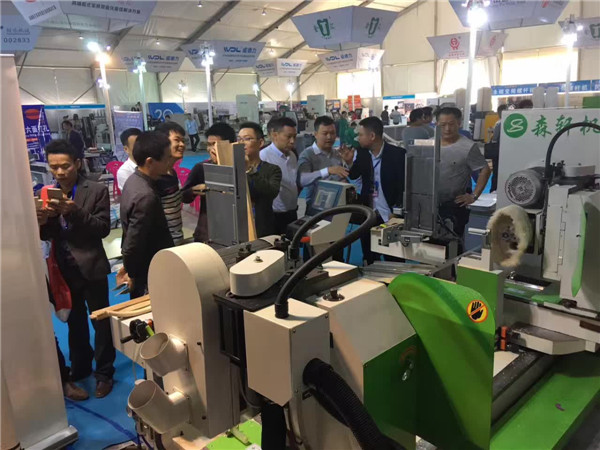 ���߽콭��•�Ͽ�ľ����е���Ҿ����������ʢ��Ļ!